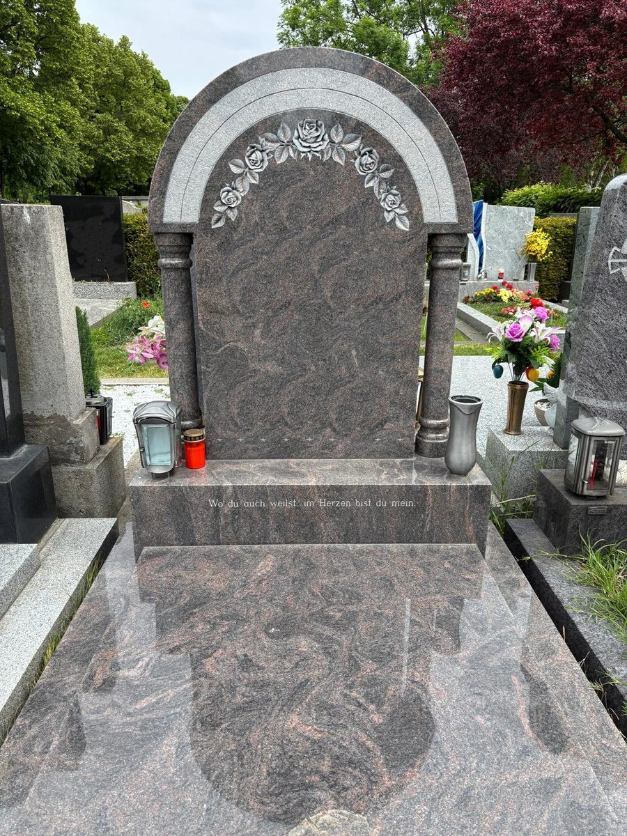 Grabstein aus Himalaya-Granit mit zwei Säulen, Rundbogen und Rosenornament, Spruch am Sockel und polierter Deckplatte am Friedhof Brunn am Gebirge