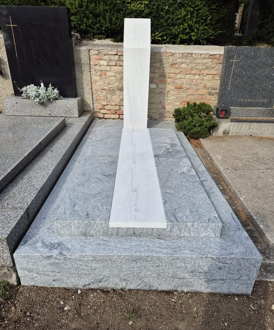 Renoviertes Familiengrab am Grinzinger Friedhof mit neuer Einfassung und Deckplatte aus Viscont-White-Granit, gereinigter Säule und neuen Schriftplatten aus Lasa-Marmor