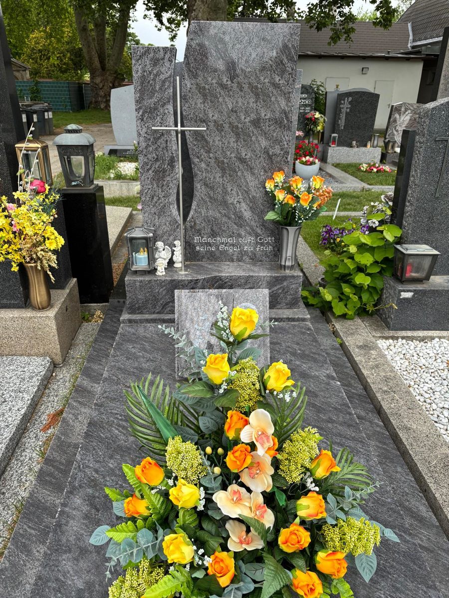 Grabanlage aus Orion-Granit mit Edelstahlkreuz, Granitbuch, Grablaterne und Vase aus Aluminium am Friedhof Inzersdorf, gefertigt von Steinmetz Stockerer