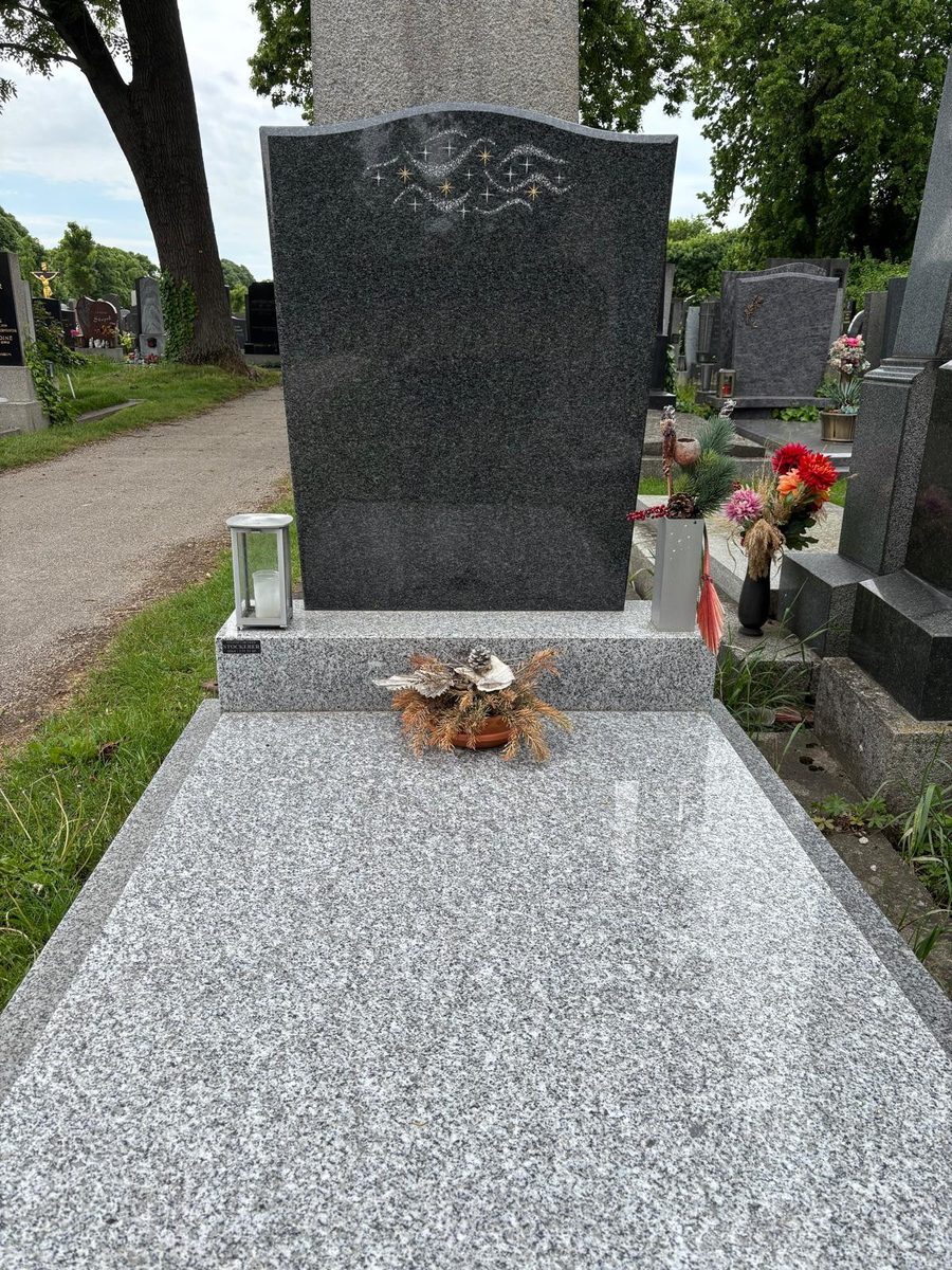 Grabanlage mit Einfassung und Deckplatte aus hellem Tarn-Granit und Grabstein aus dunklem Impala-Granit mit Sternenornament am Simmeringer Friedhof