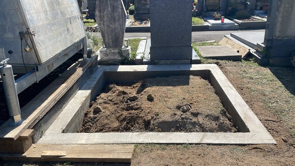 Neu gesetztes Betonfundament für eine Grabanlage auf einem Wiener Friedhof