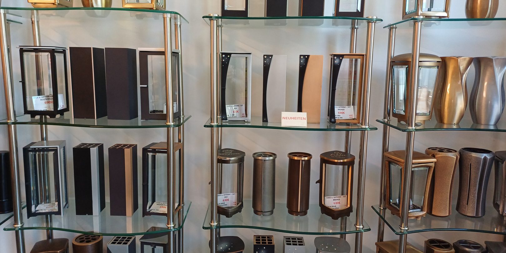 Auswahl an Grablaternen und Grabvasen aus Bronze, Messing und Aluminium in der Ausstellung von Steinmetz Stockerer in Wien