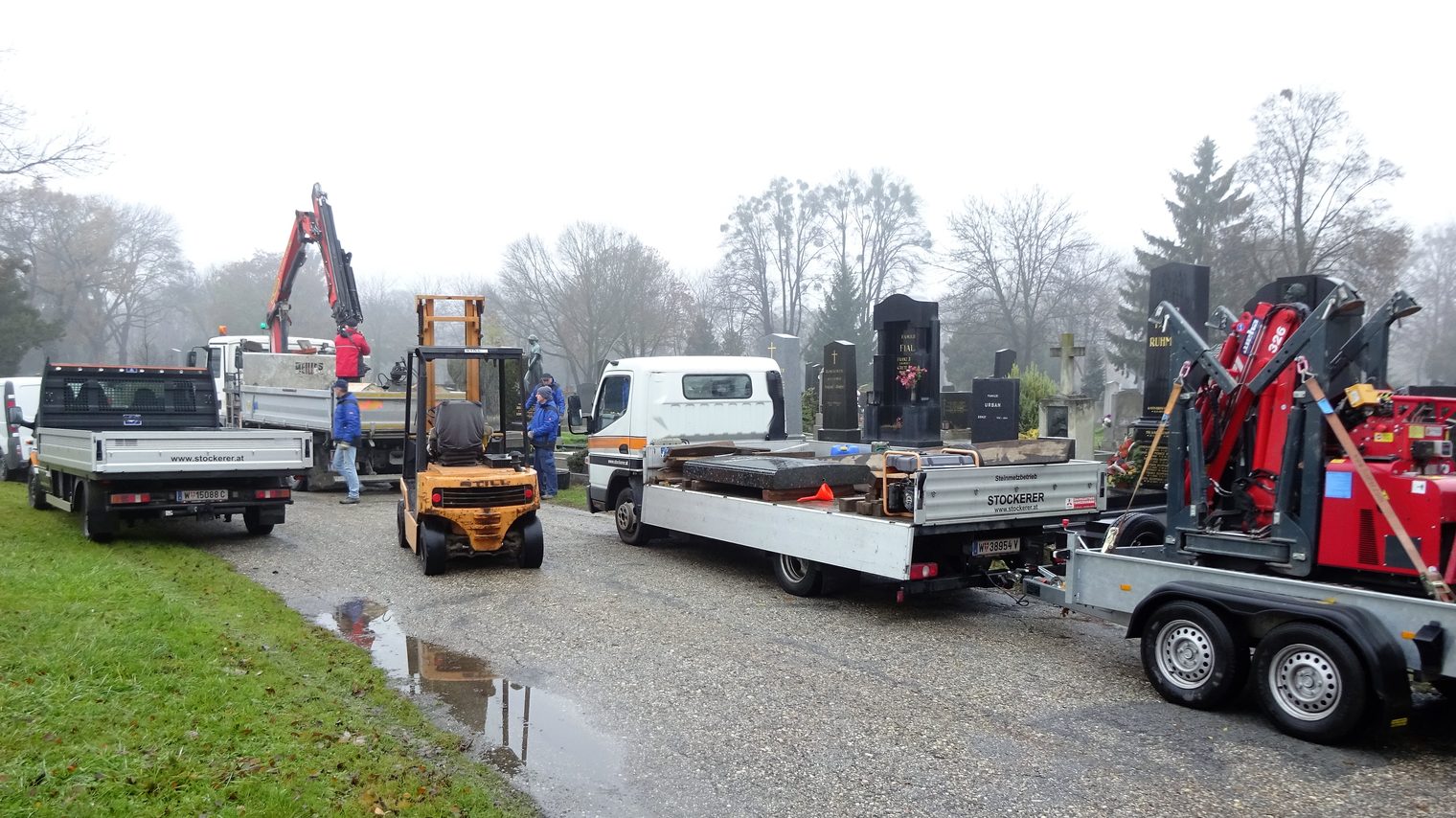 Fahrzeuge von Steinmetz Stockerer mit Ladekran, Stapler und Werkzeug im Einsatz auf einem Wiener Friedhof