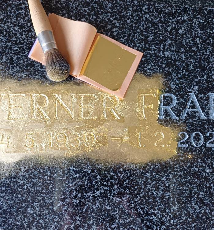 Frisch gravierte Inschrift wird in der Werkstatt mit Blattgold vergoldet