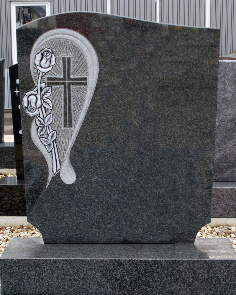 Grabstein aus dunkelgrauem Impala-Granit mit eingearbeitetem Kreuz und Rosenranke, mit Stufe