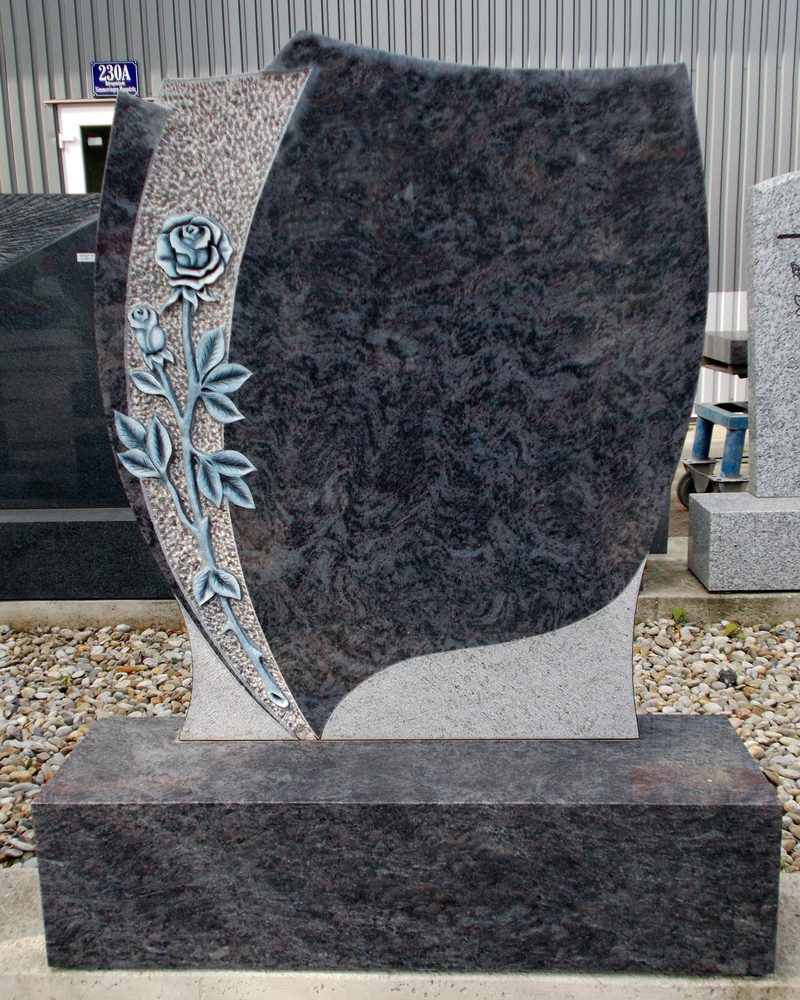 Grabstein aus Orion-Granit mit gestocktem Seitenband und plastischem Rosenrelief, mit Stufe