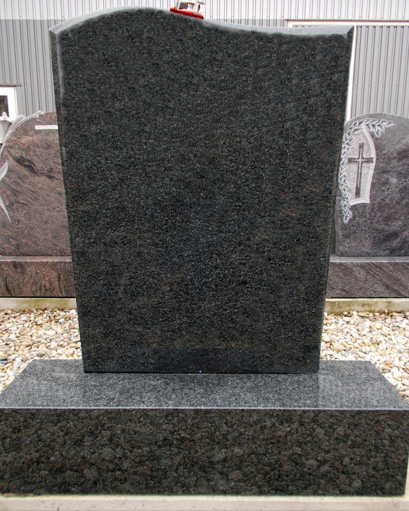 Grabstein mit geschwungener Oberkante und Stufe aus dunklem Regal-Black-Granit