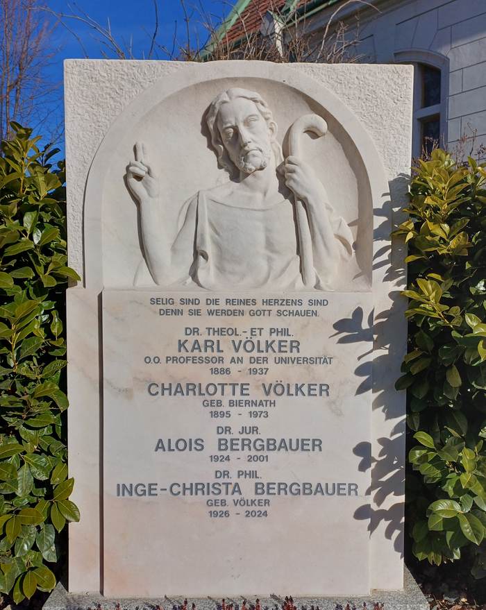Derselbe Grabstein nach der Neubeschriftung mit zusätzlichem Namen, Inschrift in Anthrazit