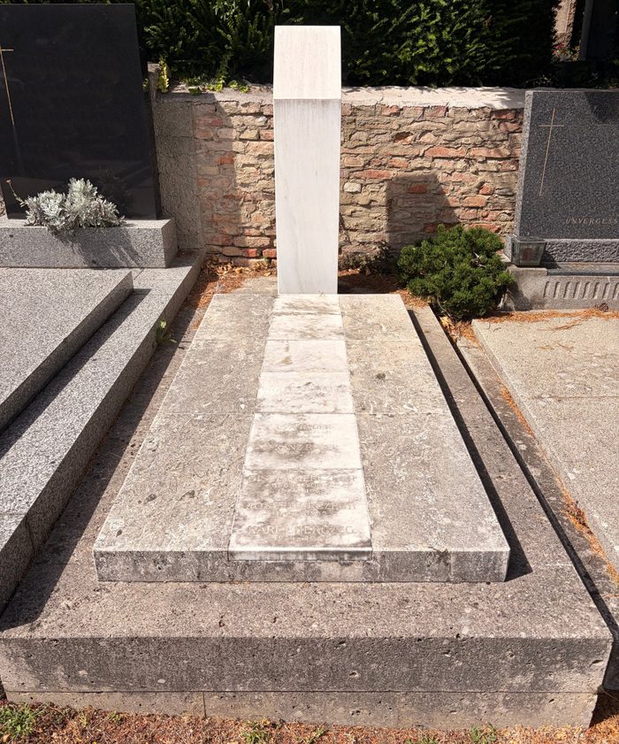 Familiengrab am Friedhof Grinzing vor der Renovierung mit verwitterter Einfassung und Deckplatte aus Konglomerat und verschmutzter Säule aus Marmor