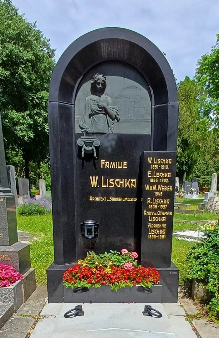 Dasselbe Grabmal am Zentralfriedhof nach der Reinigung und Vergoldung der Schrift mit 23-Karat-Blattgold
