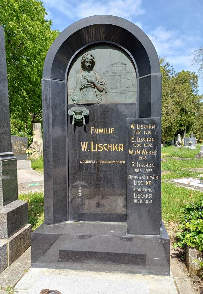 Grabmal am Zentralfriedhof vor der Reinigung und Neuvergoldung